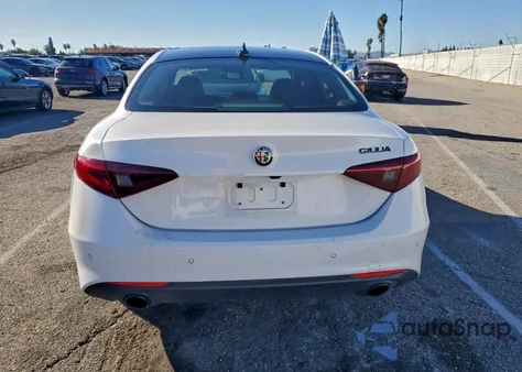2019 Alfa Romeo Giulia z USA, uszkodzony, nr VIN ZARFAMAN8K7622094